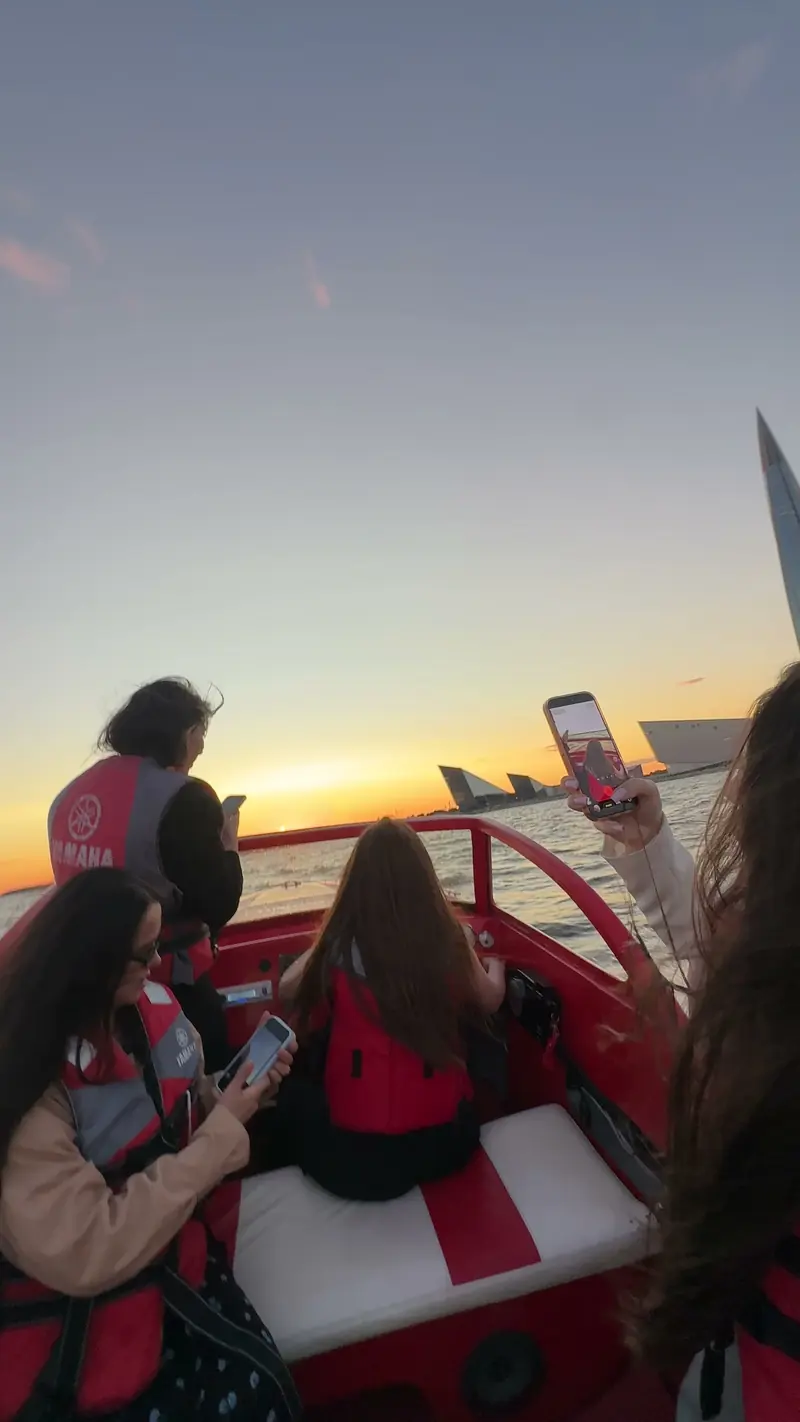 Компания на борту катера на закате в Финском заливе