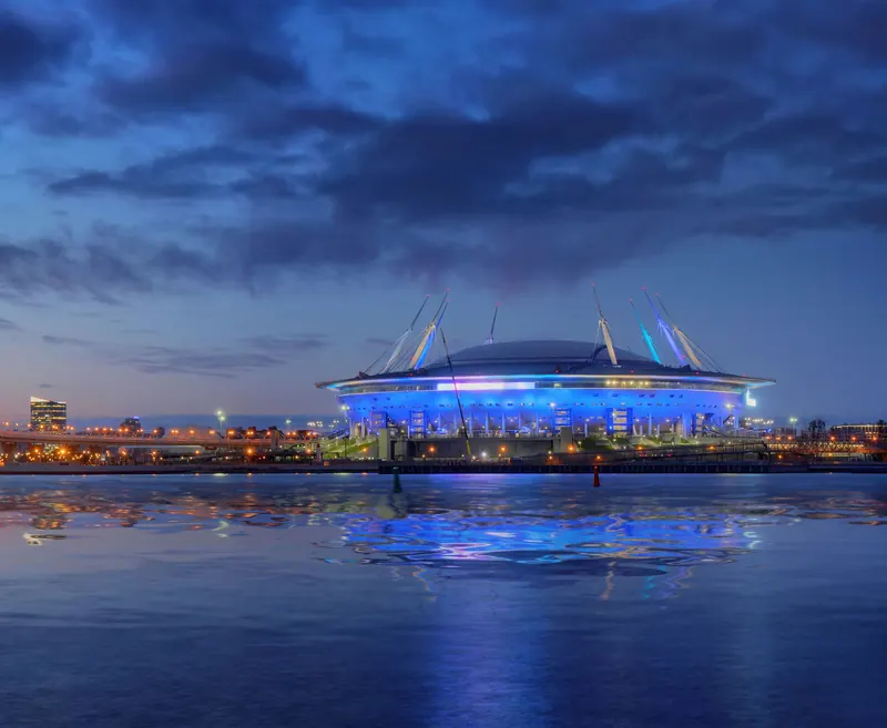 Ночная подсветка города с залива
